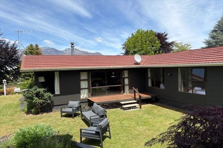 Photo of property in 16 Argyle Place, Arrowtown, 9302