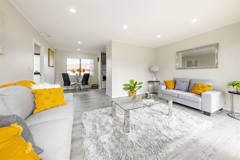 Photo of property in 2/4 Maplesden Drive, Clendon Park, Auckland, 2103