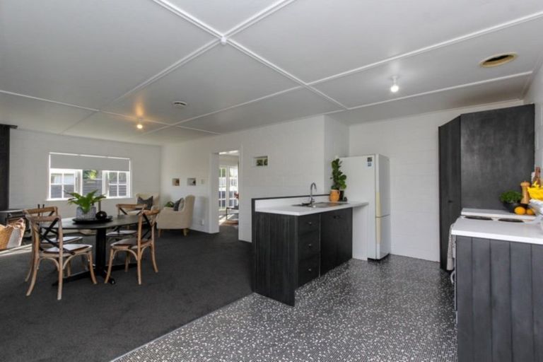 Photo of property in 43 Cumberland Street, Merrilands, New Plymouth, 4312