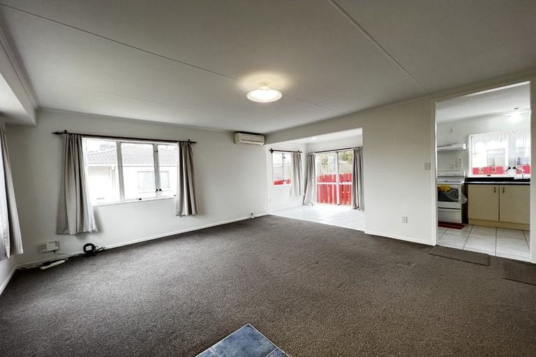 Photo of property in 1/15 Lambrown Drive, Totara Vale, Auckland, 0629