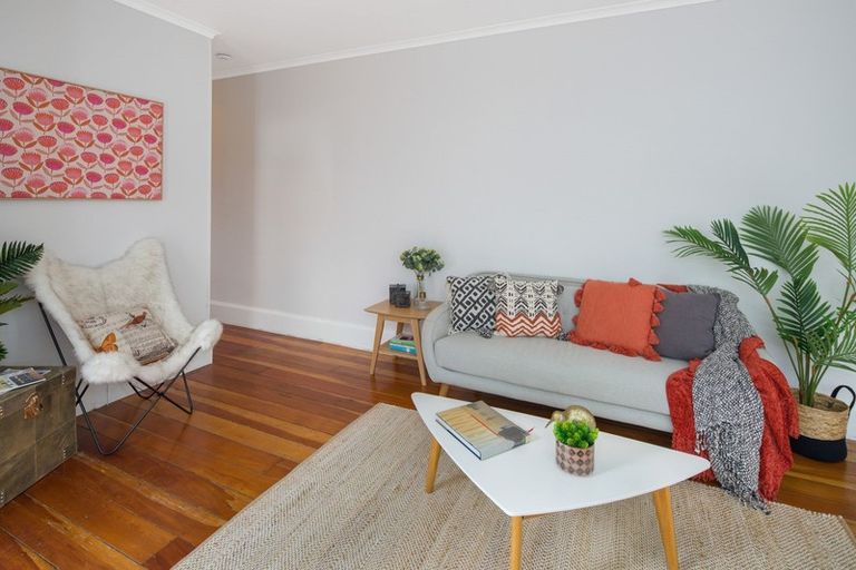 Photo of property in 180 Sutherland Road, Lyall Bay, Wellington, 6022