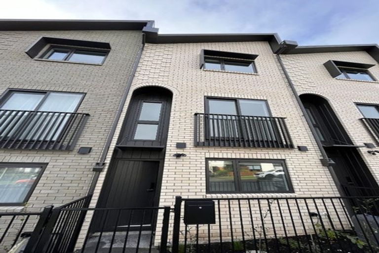 Photo of property in 4/28 Westgate Drive, Westgate, Auckland, 0614