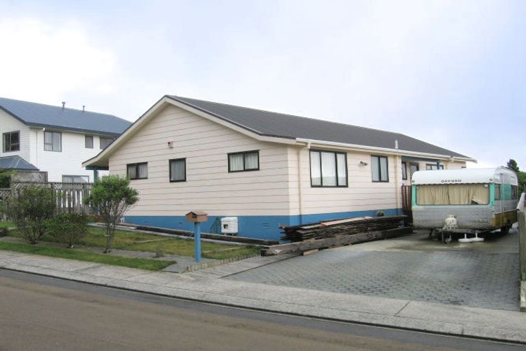 Photo of property in 9 Ted Gilberd Place, Newlands, Wellington, 6037