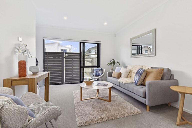 Photo of property in 22 Pepene Avenue, Takanini, 2112