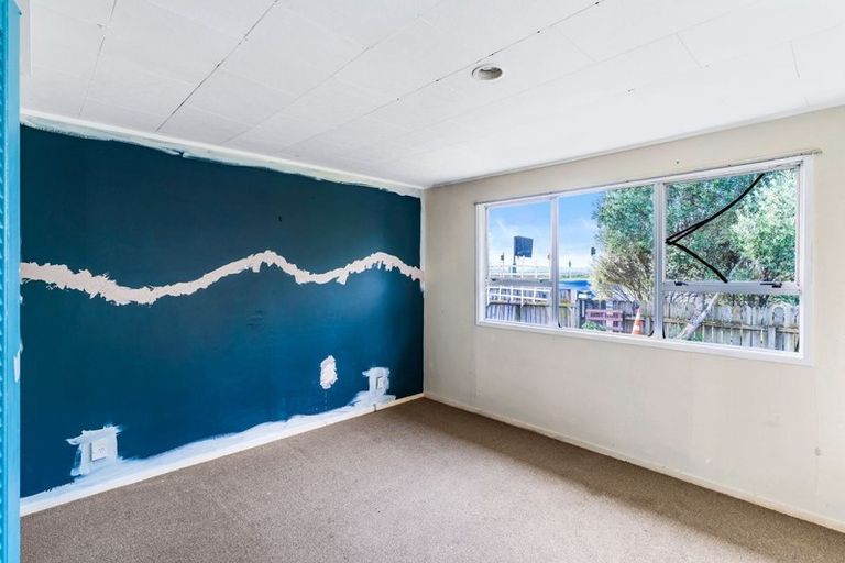 Photo of property in 23 Hobsonville Road, West Harbour, Auckland, 0618