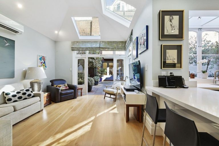 Photo of property in 198 Oriental Parade, Oriental Bay, Wellington, 6011