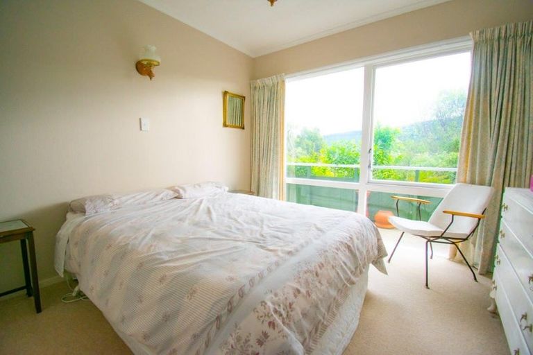 Photo of property in 6 Spicer Place, Tawa, Wellington, 5028