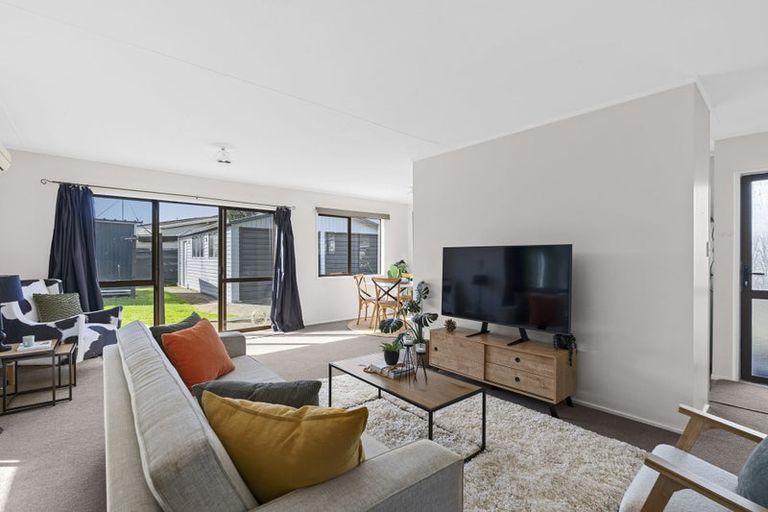 Photo of property in 118 Riversdale Drive, Merrilands, New Plymouth, 4312