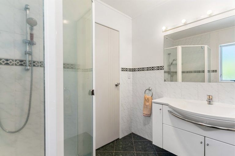 Photo of property in 15 Pickwick Parade, Mellons Bay, Auckland, 2014