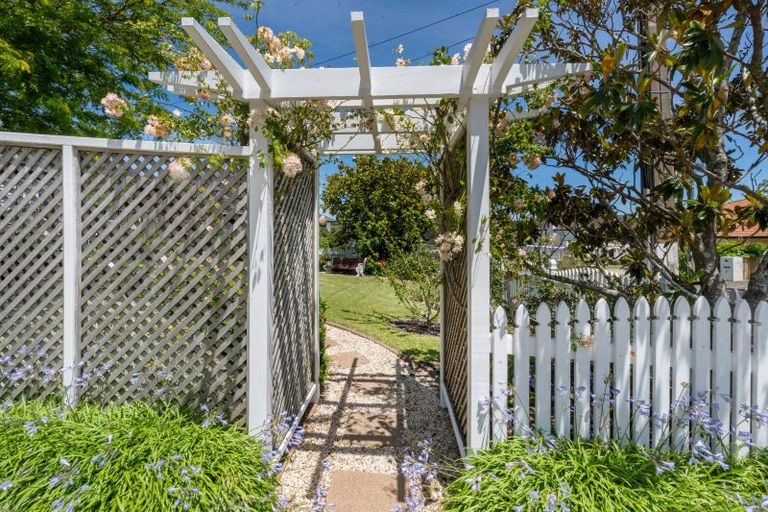 Photo of property in 4 Liston Crescent, Cockle Bay, Auckland, 2014