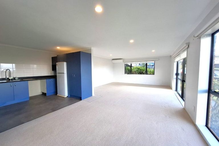 Photo of property in 27 Killygordon Place, Massey, Auckland, 0614