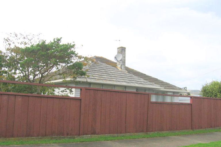 Photo of property in 70 Davidson Crescent, Tawa, Wellington, 5028