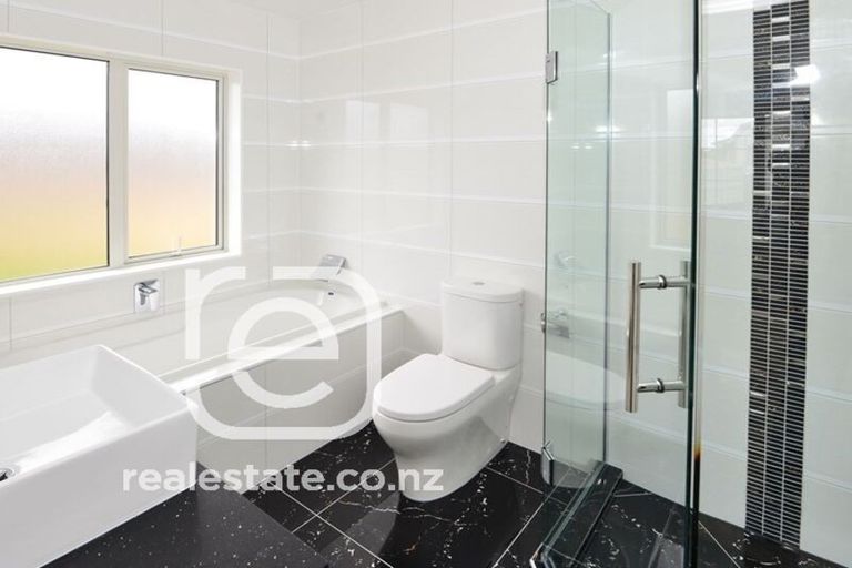 Photo of property in 68 Huntington Park Drive, Greenhithe, Auckland, 0632