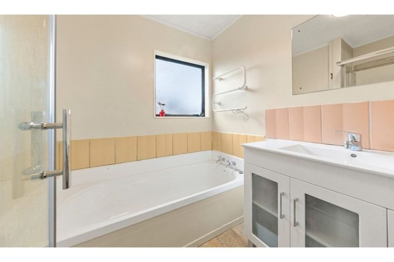 Photo of property in 2/24 Norrie Smith Avenue, Flat Bush, Auckland, 2023