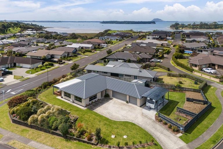 Photo of property in 1 Vantage Place, Omokoroa, 3114