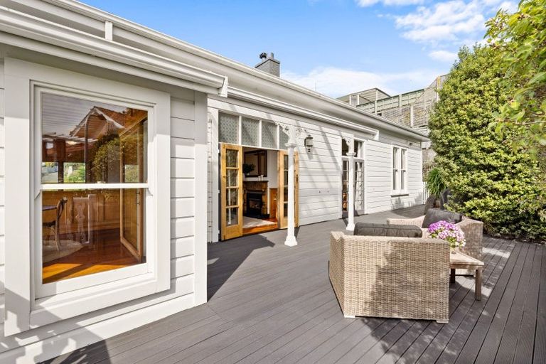 Photo of property in 18 Sealy Road, Bluff Hill, Napier, 4110