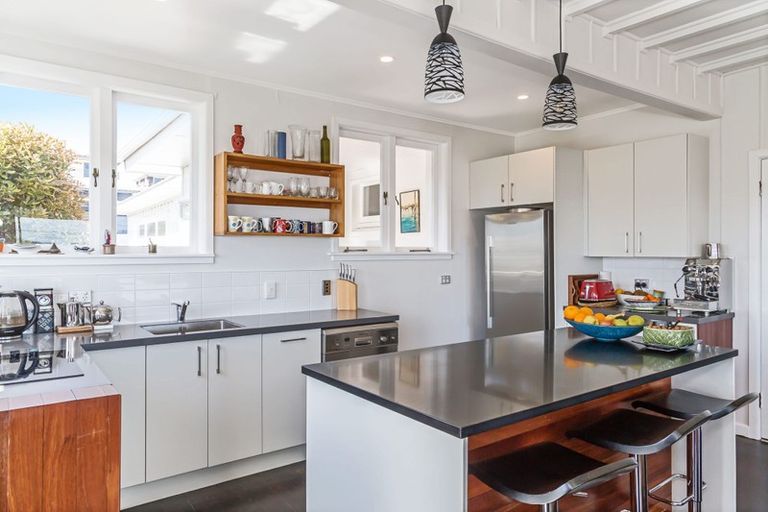 Photo of property in 21 Tindalls Bay Road, Tindalls Beach, Whangaparaoa, 0930