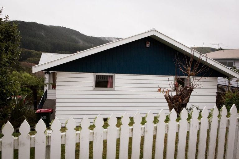 Photo of property in 110 Taylor Terrace, Tawa, Wellington, 5028