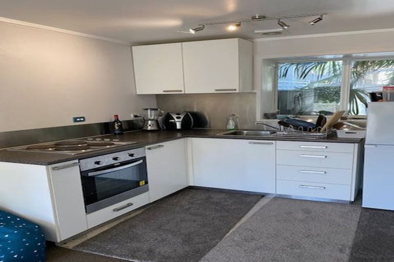 Photo of property in 24 Tiri Tiri Road, Birkdale, Auckland, 0626