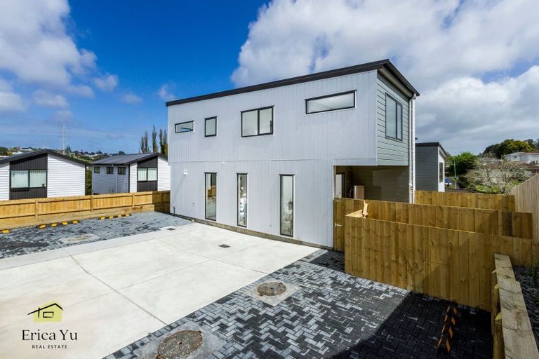 Photo of property in 1/21 Lowtherhurst Road, Massey, Auckland, 0614