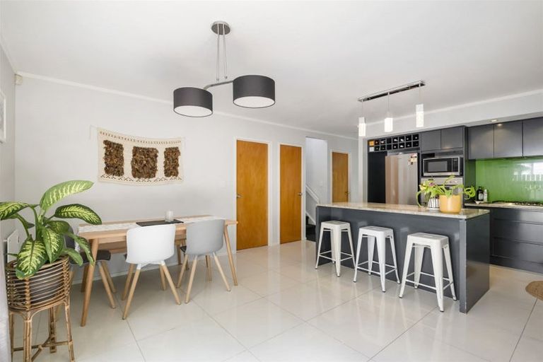 Photo of property in 2/10 Tiri View Place, Waiake, Auckland, 0630