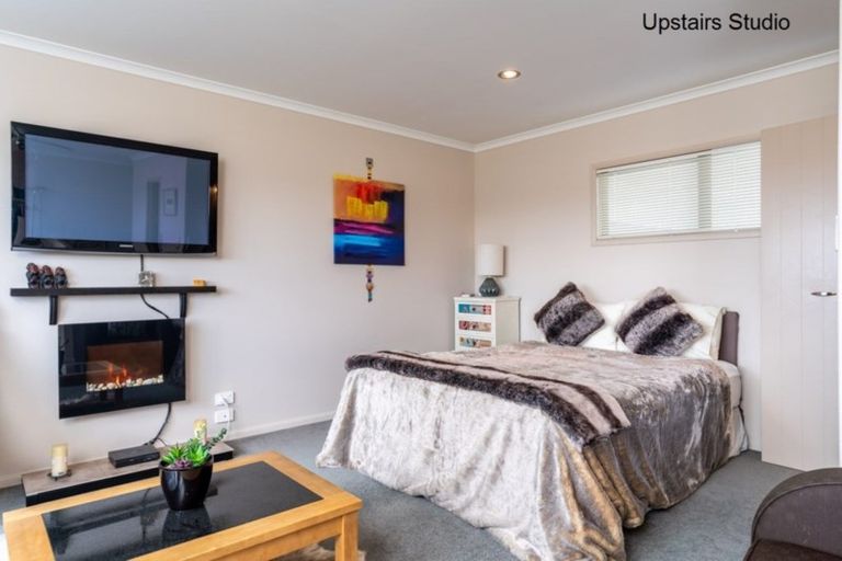 Photo of property in 12 Ngatiti Place, One Tree Point, 0118