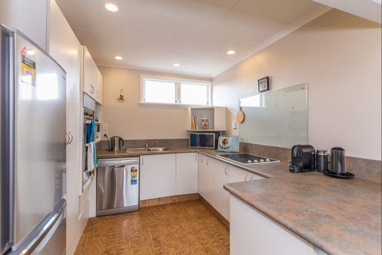 Photo of property in 32 Highbury Drive, Levin, 5510