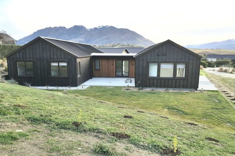 Photo of property in 16 Kinross Lane, Jacks Point, Queenstown, 9371