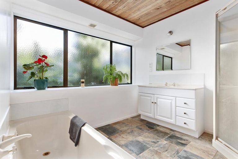 Photo of property in 1048 Scenic Drive North, Swanson, Auckland, 0816