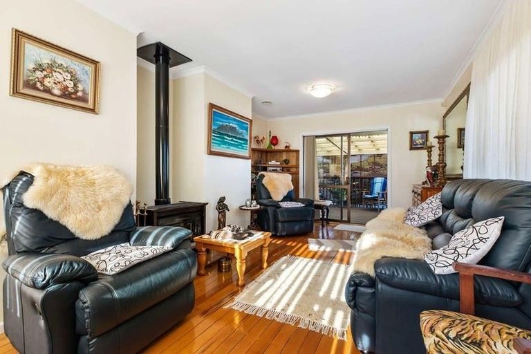 Photo of property in 1/81 Awaroa Road, Sunnyvale, Auckland, 0612