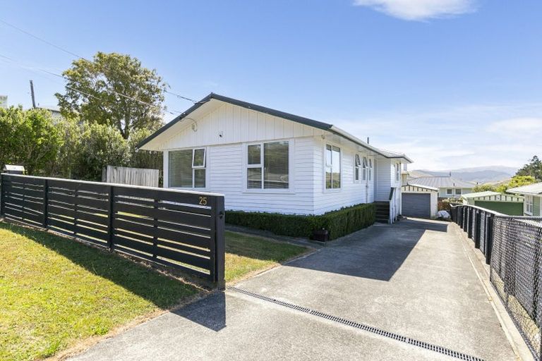 Photo of property in 25 Beazley Avenue, Paparangi, Wellington, 6037