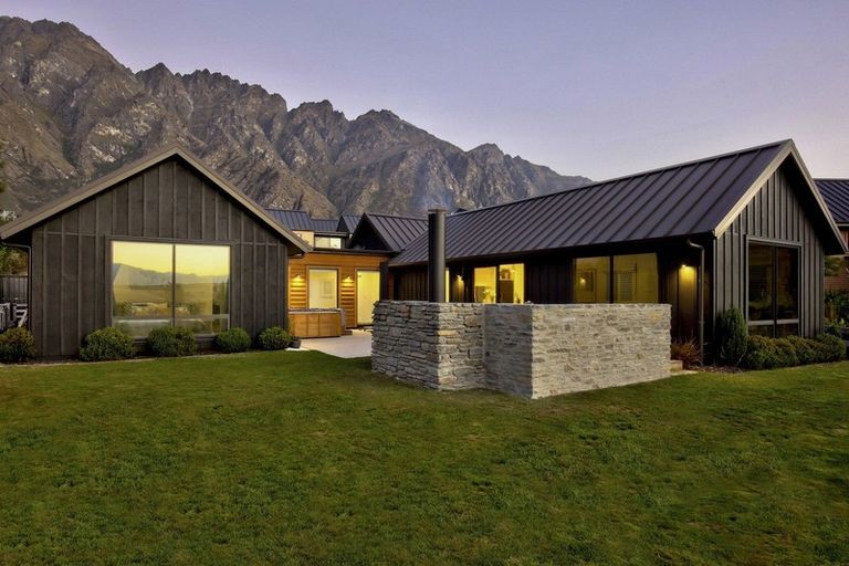 Photo of property in 12 Kinross Lane, Jacks Point, Queenstown, 9371