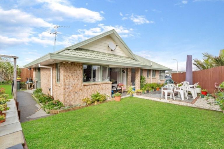 Photo of property in 2/27 Wai Iti Place, Clendon Park, Auckland, 2103