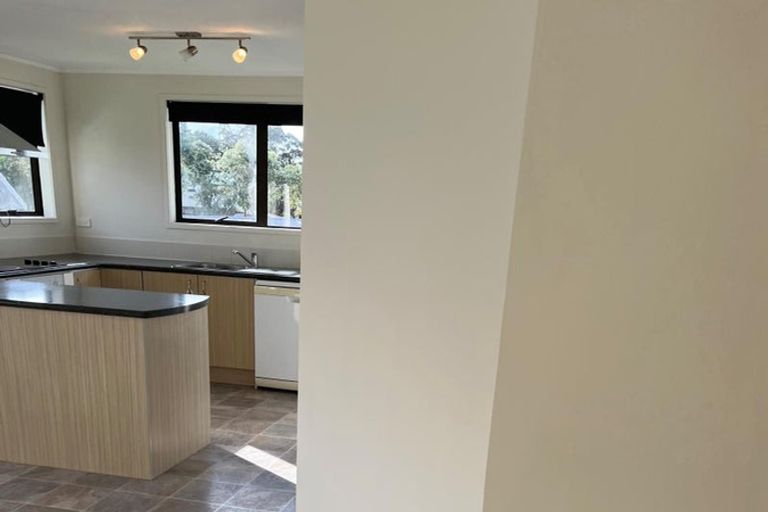 Photo of property in 1/8 Louise Place, West Harbour, Auckland, 0618