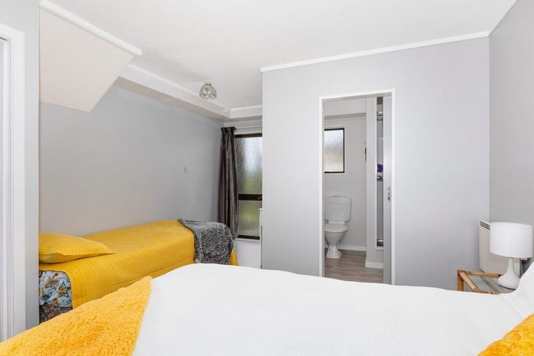 Photo of property in 4 Karoro Place, Paremata, Porirua, 5024