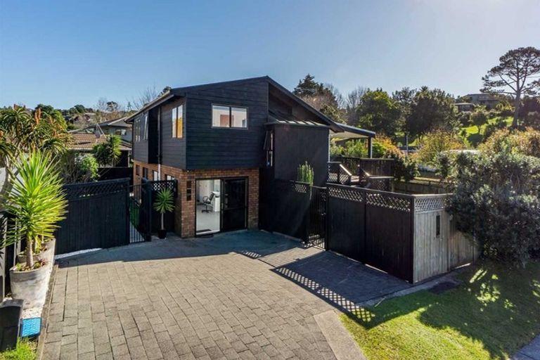 Photo of property in 2/1 Mayfair Crescent, Mairangi Bay, Auckland, 0630