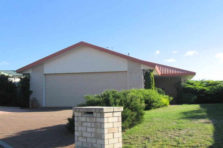 Photo of property in 12 Crown Hill, Paraparaumu, 5032