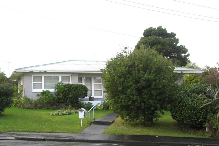 Photo of property in 1 Knights Drive, Hillpark, Auckland, 2102