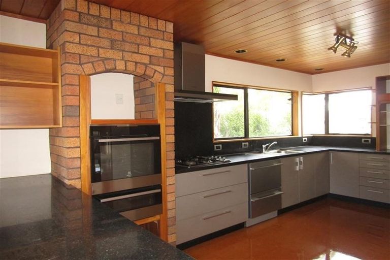 Photo of property in 1/50 Masterton Road, Rothesay Bay, Auckland, 0630