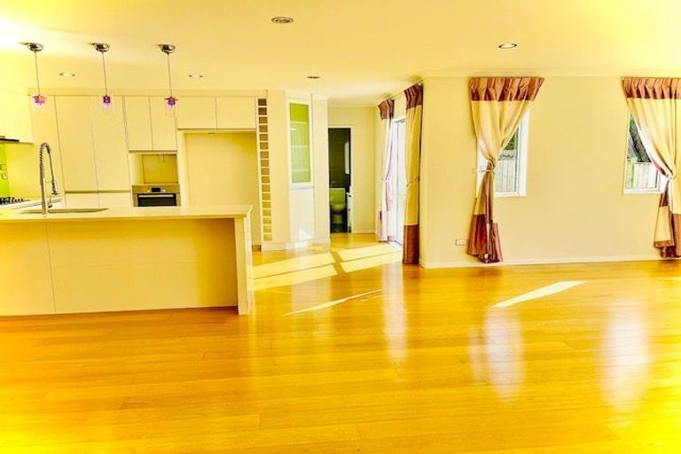 Photo of property in 66a Hutchinsons Road, Bucklands Beach, Auckland, 2014