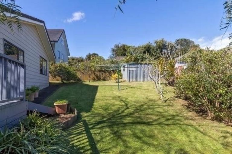 Photo of property in 5 Photinia Place, Botany Downs, Auckland, 2010