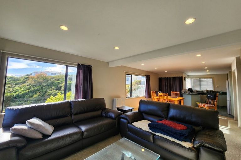 Photo of property in 82a Stewart Drive, Newlands, Wellington, 6037