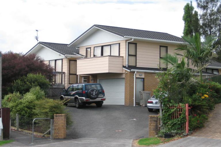Photo of property in 43 Taupiko Place, Green Bay, Auckland, 0604