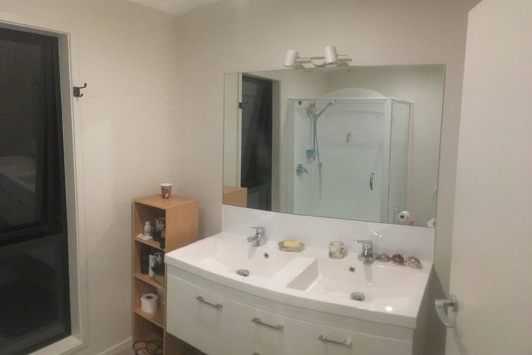 Photo of property in 29 Deverell Place, Northcross, Auckland, 0632