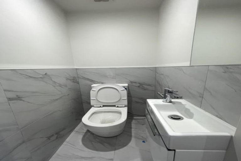 Photo of property in 3/10 Vinifera Place, Fairview Heights, Auckland, 0632