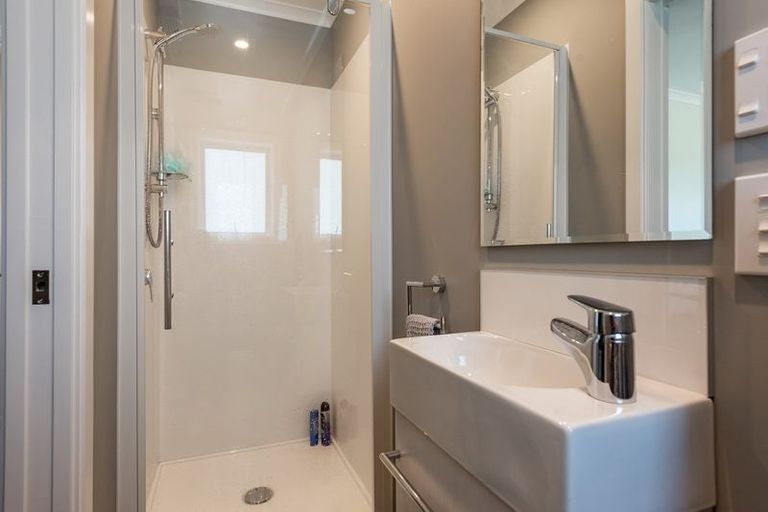 Photo of property in 2/20 Glanmire Road, Newlands, Wellington, 6037