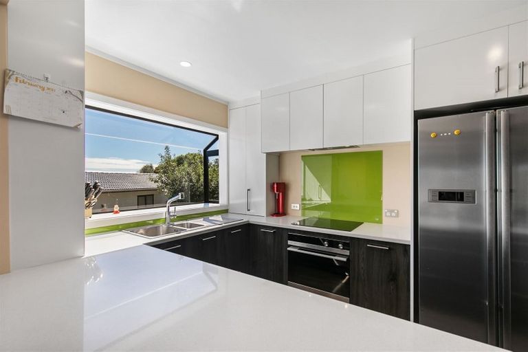 Photo of property in 2/10 Helicon Place, Totara Vale, Auckland, 0629