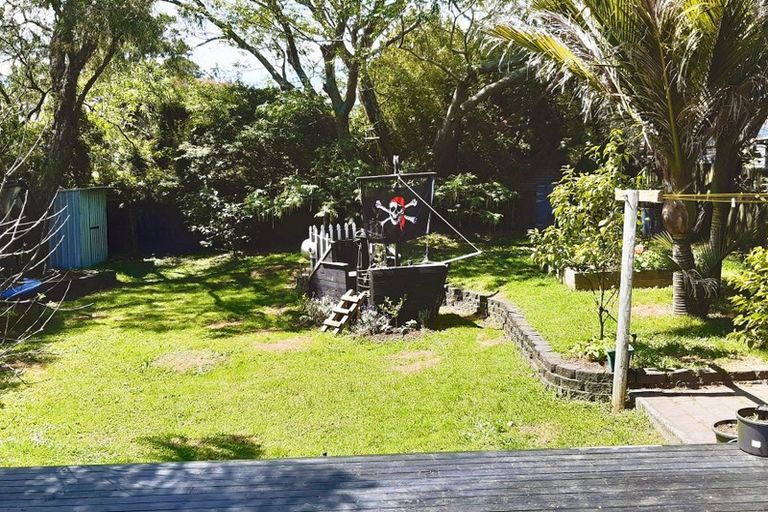 Photo of property in 96 Millbrook Road, Sunnyvale, Auckland, 0612