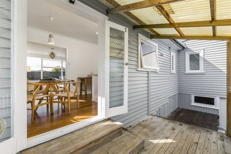 Photo of property in 1/35 Arran Road, Browns Bay, Auckland, 0630