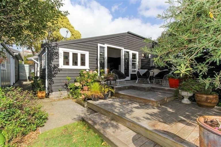Photo of property in 77 Eliot Street, New Plymouth, 4310